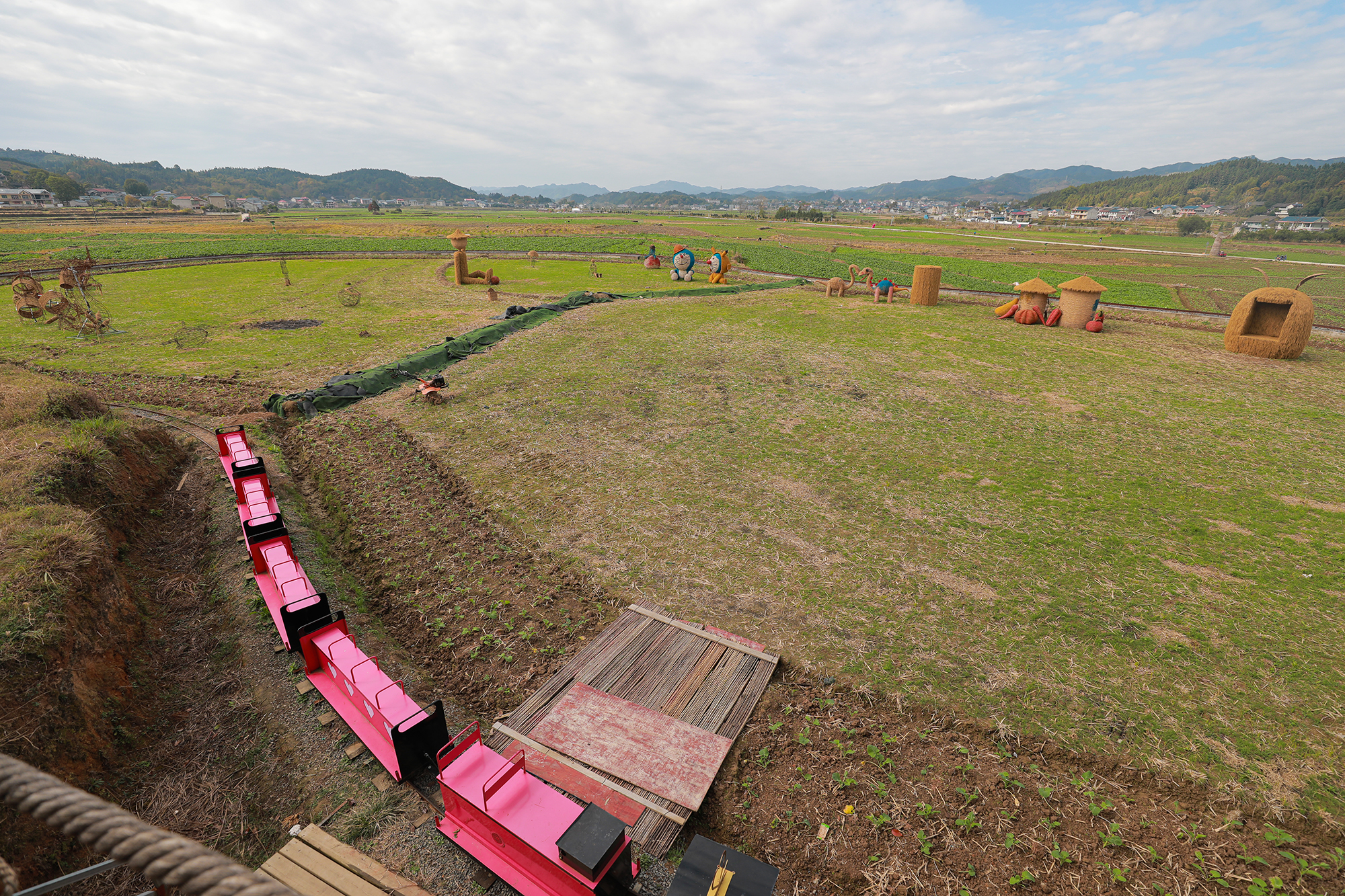 11月28日，冬日暖阳下，堡子镇“稻田公园”风景如画。